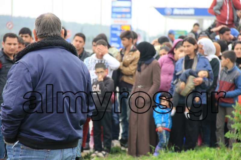 Βόλος: 500 πρόσφυγες εγκλωβίστηκαν στην εθνική οδό, 4 μέρες -Εξαλλος ο δήμαρχος [εικόνες] | iefimerida.gr 9