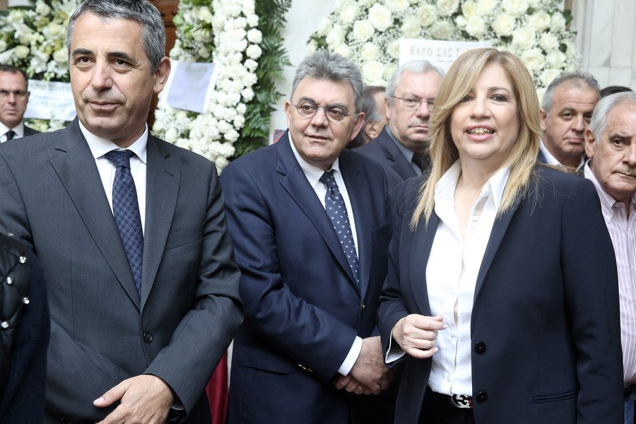 Συγκίνηση στο τελευταίο αντίο στον Αριστείδη Αλαφούζο | iefimerida.gr 3
