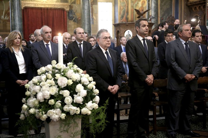 Συγκίνηση στο τελευταίο αντίο στον Αριστείδη Αλαφούζο | iefimerida.gr 2