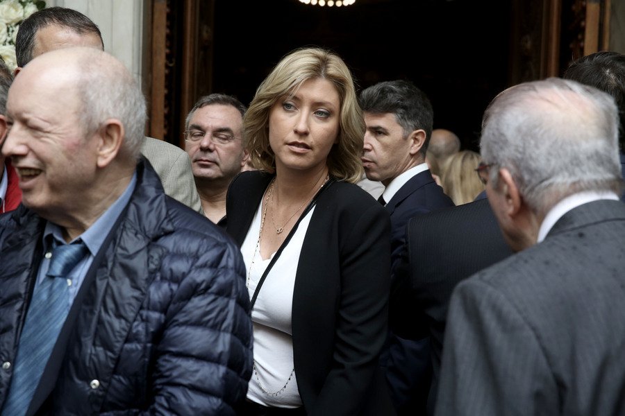Συγκίνηση στο τελευταίο αντίο στον Αριστείδη Αλαφούζο | iefimerida.gr 5