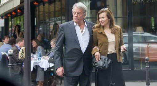 Η Τριερβελέρ ξεπερνά τον Ολάντ στο πλευρό του... γερασμένου Αλέν Ντελόν -Τους «τσάκωσαν» αγκαζέ [εικόνες] | iefimerida.gr 1