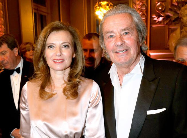 Η Τριερβελέρ ξεπερνά τον Ολάντ στο πλευρό του... γερασμένου Αλέν Ντελόν -Τους «τσάκωσαν» αγκαζέ [εικόνες] | iefimerida.gr 5