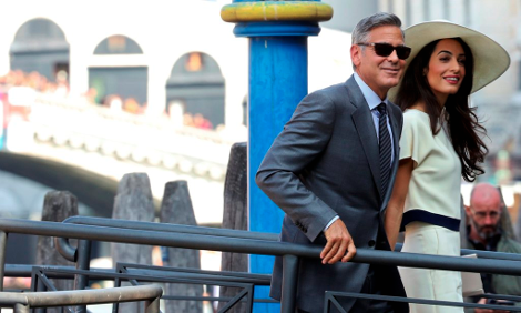 Εγινε και ο πολιτικός γάμος Τζορτζ Κλούνεϊ-Αμάλ Αλαμουντίν: Η ανατρεπτική εμφάνιση της νύφης  [εικόνες] | iefimerida.gr 1