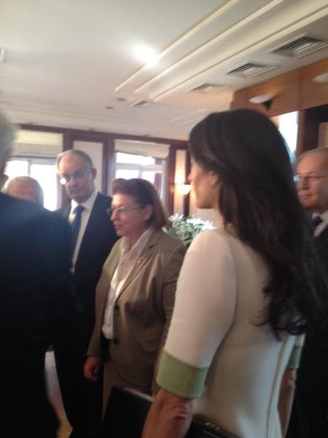 Η Αμάλ Αλαμουντίν τρελαίνει τους Ελληνες με τα Μάρμαρα του Παρθενώνα [εικόνες] | iefimerida.gr 2