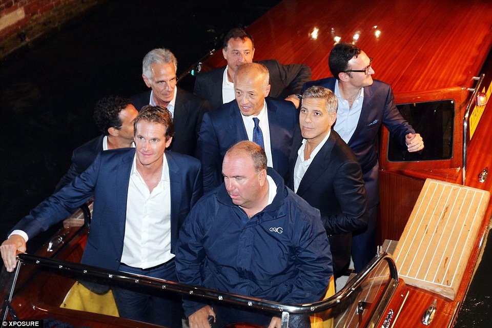 Tα πρώτα πάρτι για το γάμο Κλούνεϊ- Αλαμουντίν: Η νύφη στα κόκκινα, ο γαμπρός με το ποτό στο χέρι [εικόνες] | iefimerida.gr 5