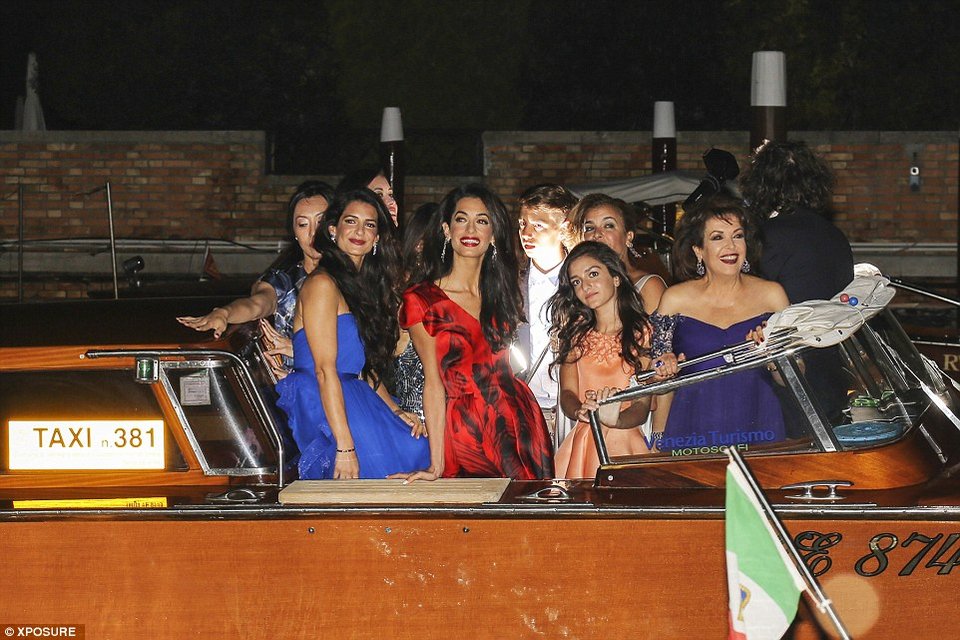 Tα πρώτα πάρτι για το γάμο Κλούνεϊ- Αλαμουντίν: Η νύφη στα κόκκινα, ο γαμπρός με το ποτό στο χέρι [εικόνες] | iefimerida.gr 8