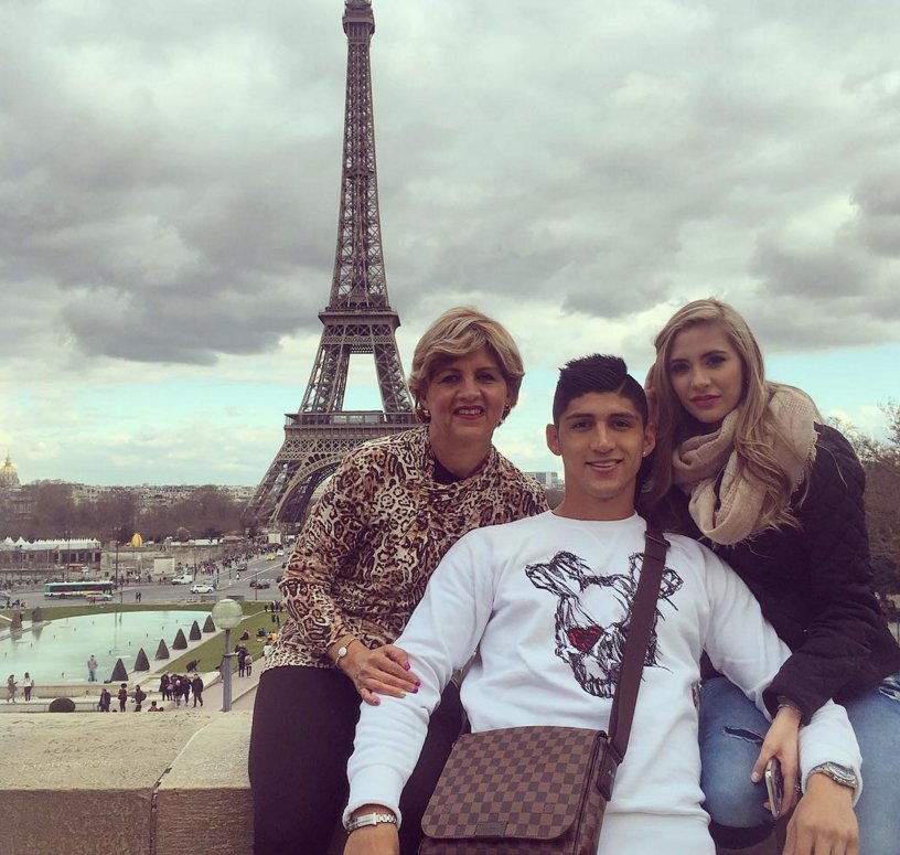 Ποδοσφαιριστής του Ολυμπιακού στο Παρίσι έχοντας μητέρα και σύντροφο αγκαλιά [εικόνες] | iefimerida.gr 1