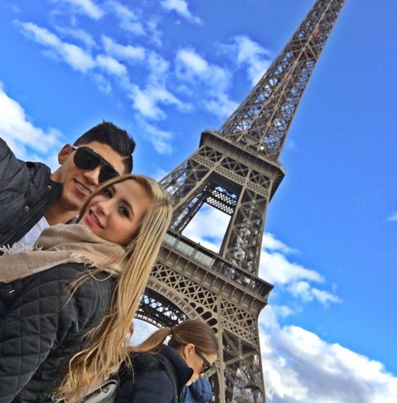 Ποδοσφαιριστής του Ολυμπιακού στο Παρίσι έχοντας μητέρα και σύντροφο αγκαλιά [εικόνες] | iefimerida.gr 2