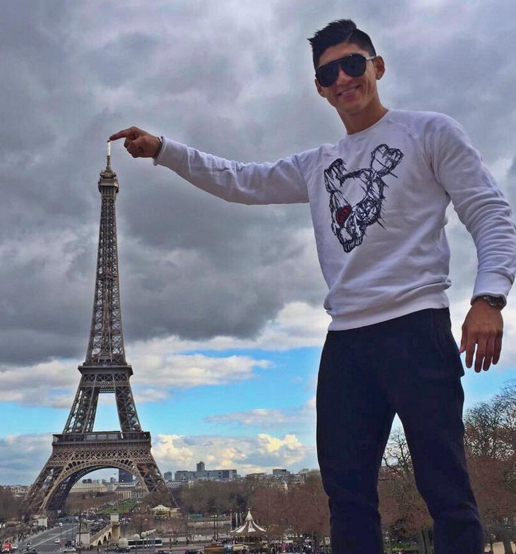 Ποδοσφαιριστής του Ολυμπιακού στο Παρίσι έχοντας μητέρα και σύντροφο αγκαλιά [εικόνες] | iefimerida.gr 3