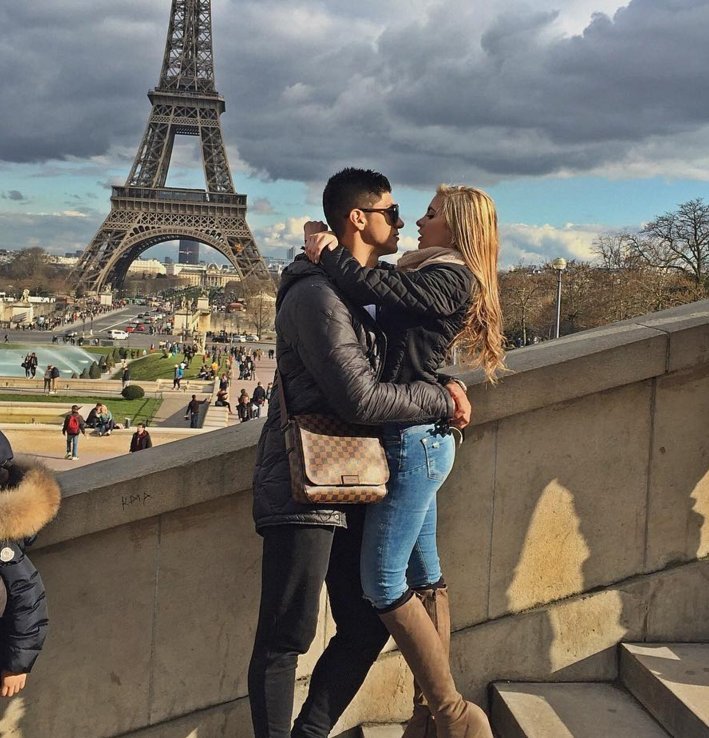 Ποδοσφαιριστής του Ολυμπιακού στο Παρίσι έχοντας μητέρα και σύντροφο αγκαλιά [εικόνες] | iefimerida.gr 0