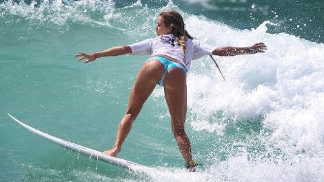 Μια επαγγελματίας σέρφερ που ξέρει να δαμάζει κύματα και να ταράζει καρδιές [εικόνες] | iefimerida.gr 0