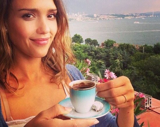 Ελληνικό άρωμα στο λογαριασμό Instagram της Τζέσικα Αλμπα -Το ελληνικό προϊόν που ξετρέλανε την ηθοποιό [εικόνες] | iefimerida.gr 1