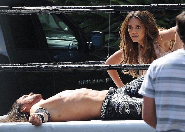 Η Τζέσικα Άλμπα πλακώνει στο ξύλο παλαιστή [εικόνες] | iefimerida.gr 0