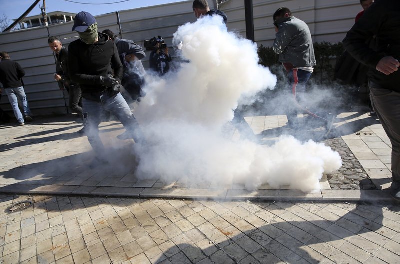 Βόμβες μολότοφ και δακρυγόνα στη διαδήλωση