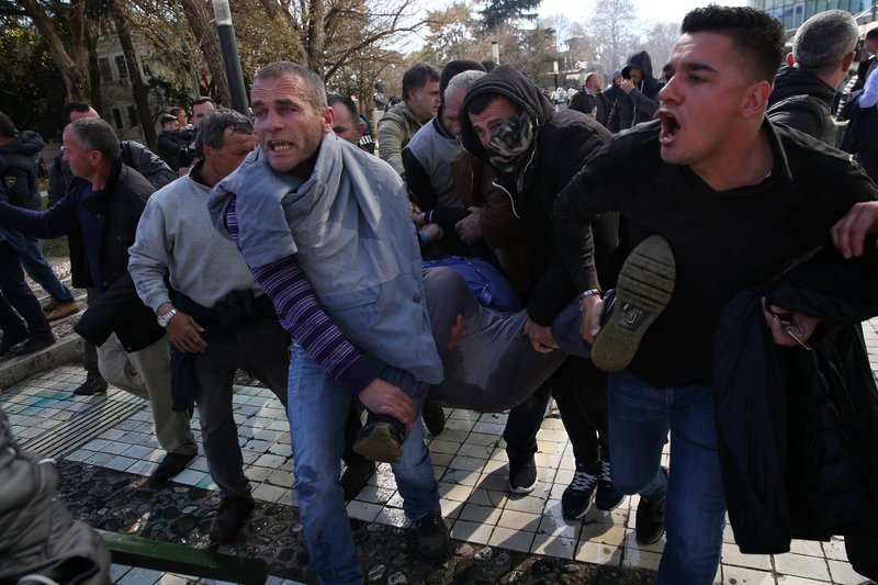 Διαδηλωτές μεταφέρουν τραυματία