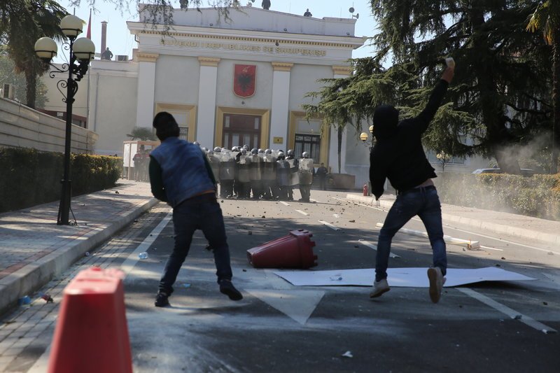 Νέα άγρια επεισόδια στα Τίρανα