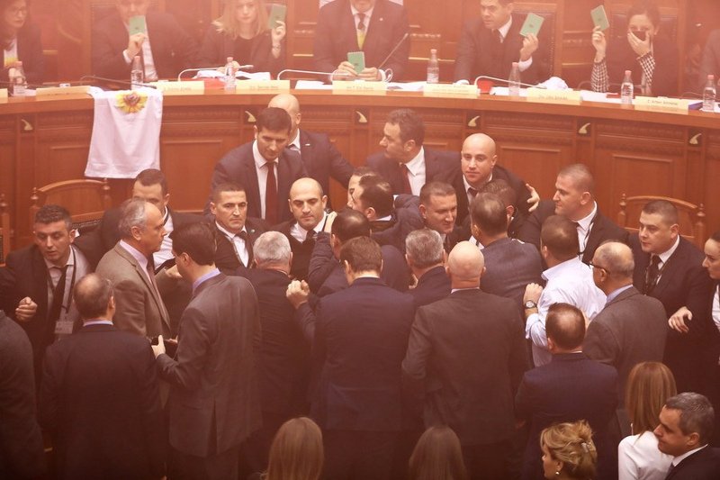 Αλβανία: Βουλευτές άναψαν καπνογόνα μέσα στη Βουλή -Ηρθαν στα χέρια [εικόνες & βίντεο] | iefimerida.gr 1