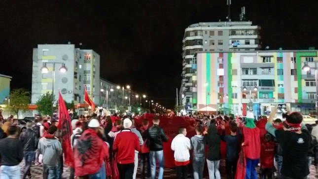 Ασταμάτητο πάρτι στα Τίρανα - Χιλιάδες Αλβανοί γιόρτασαν την πρόκριση στο EURO [εικόνες & βίντεο] | iefimerida.gr 0