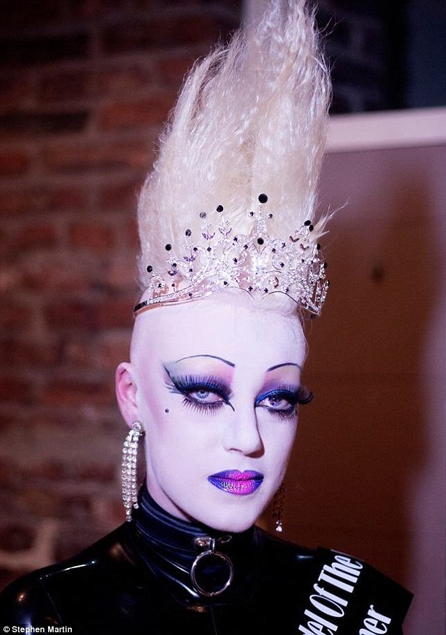 Αλμπίνο μαθήτρια μετά τον σχολικό τραμπουκισμό έγινε μια αλλόκοτη βασίλισσα της ομορφιάς [εικόνες] | iefimerida.gr 0