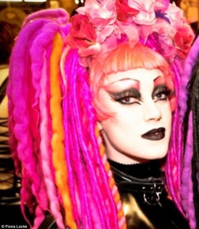 Αλμπίνο μαθήτρια μετά τον σχολικό τραμπουκισμό έγινε μια αλλόκοτη βασίλισσα της ομορφιάς [εικόνες] | iefimerida.gr 1