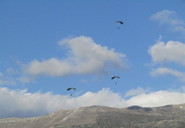 Ο ουρανός των Ιωαννίνων γέμισε με αλεξιπτωτιστές των Ειδικών Δυνάμεων [εικόνες & βίντεο] | iefimerida.gr 0