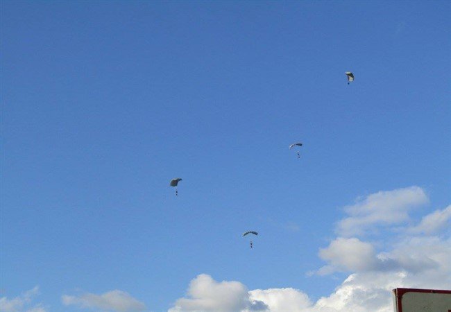 Ο ουρανός των Ιωαννίνων γέμισε με αλεξιπτωτιστές των Ειδικών Δυνάμεων [εικόνες & βίντεο] | iefimerida.gr 1