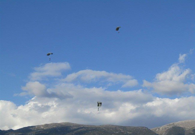 Ο ουρανός των Ιωαννίνων γέμισε με αλεξιπτωτιστές των Ειδικών Δυνάμεων [εικόνες & βίντεο] | iefimerida.gr 2