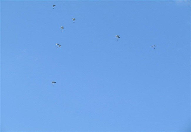 Ο ουρανός των Ιωαννίνων γέμισε με αλεξιπτωτιστές των Ειδικών Δυνάμεων [εικόνες & βίντεο] | iefimerida.gr 3