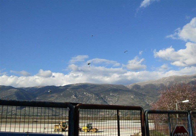 Ο ουρανός των Ιωαννίνων γέμισε με αλεξιπτωτιστές των Ειδικών Δυνάμεων [εικόνες & βίντεο] | iefimerida.gr 5