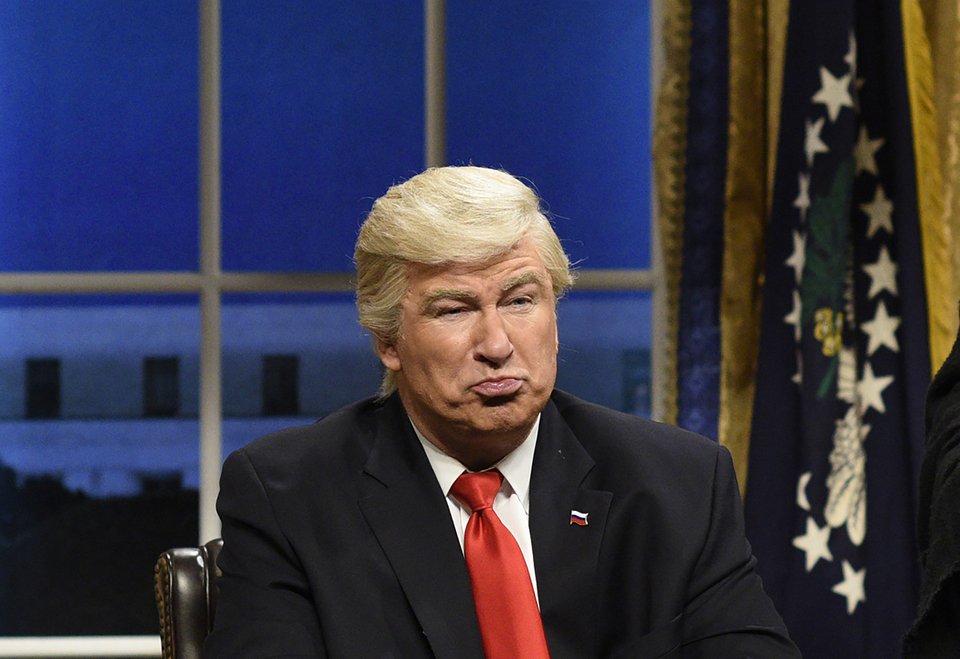 O Aλεκ Μπάλντουιν υποδύεται τον Τραμπ και η Μελάνια ξεκαρδίζεται [βίντεο] | iefimerida.gr 1