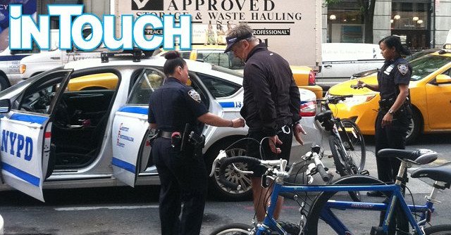 Χειροπέδες στον Αλεκ Μπάλντουιν -Οδηγούσε ανάποδα στο δρόμο το ποδήλατό του [εικόνες] | iefimerida.gr 1