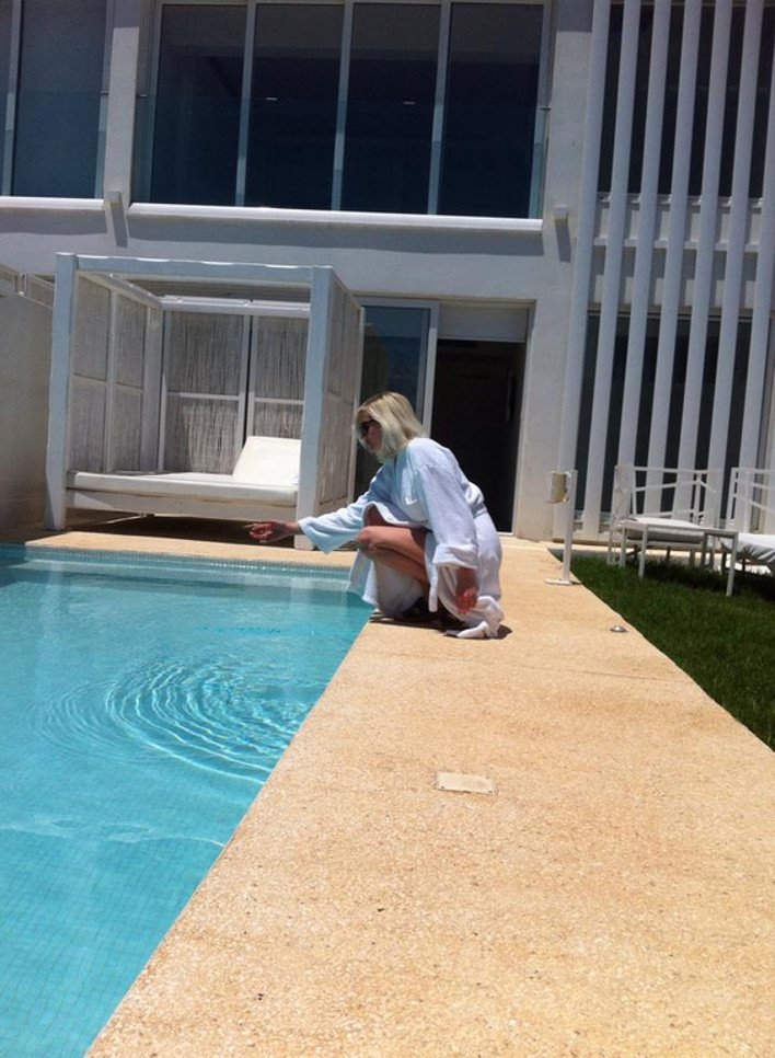 Η Τζούλια Αλεξανδράτου αγουροξυπνημένη στην πισίνα του δωματίου της [εικόνες] | iefimerida.gr 0