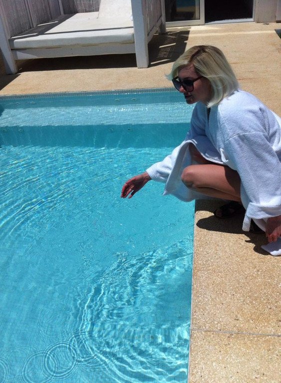 Η Τζούλια Αλεξανδράτου αγουροξυπνημένη στην πισίνα του δωματίου της [εικόνες] | iefimerida.gr 1