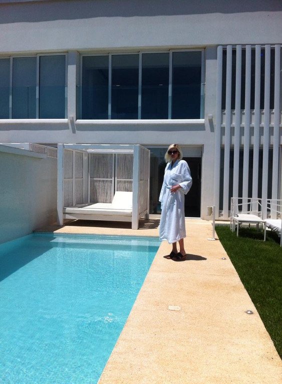 Η Τζούλια Αλεξανδράτου αγουροξυπνημένη στην πισίνα του δωματίου της [εικόνες] | iefimerida.gr 2