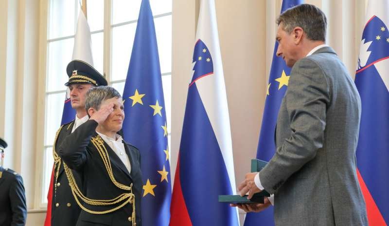 Ο πρόεδρος της Σλοβενίας Μπόρουτ Πάχορ και η υποστράτηγος Αλένκα Έρμεντς (Φωτογραφία: YouTube)