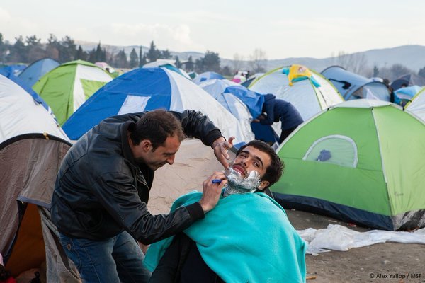 Ο κουρέας από το Χαλέπι ξυρίζει στην Ειδομένη [εικόνες] | iefimerida.gr 1