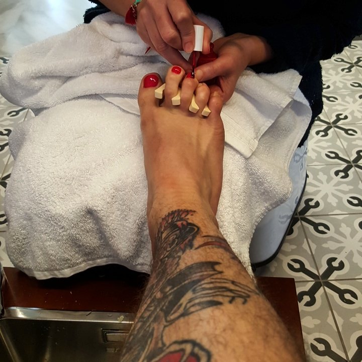 Ελληνας τηλεσέφ έβαψε τα νύχια των ποδιών του κόκκινα και άναψε φωτιές στα social media [εικόνες] | iefimerida.gr 0