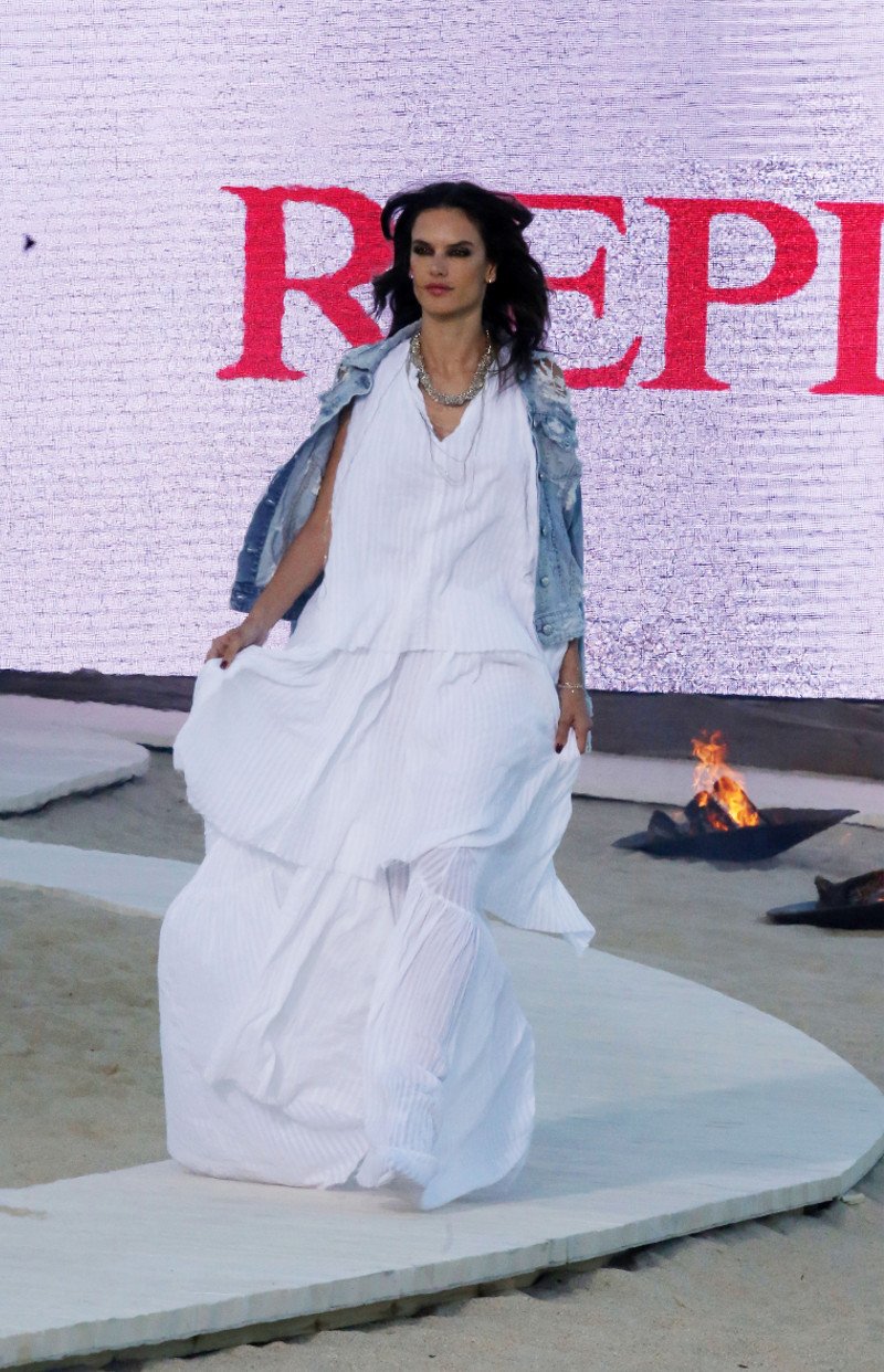 Αμπρόζιο και Ραφαέλι κόλασαν τη Μύκονο -Περπάτησαν στην αμμουδιά με τα ρούχα της Replay [εικόνες] | iefimerida.gr 2