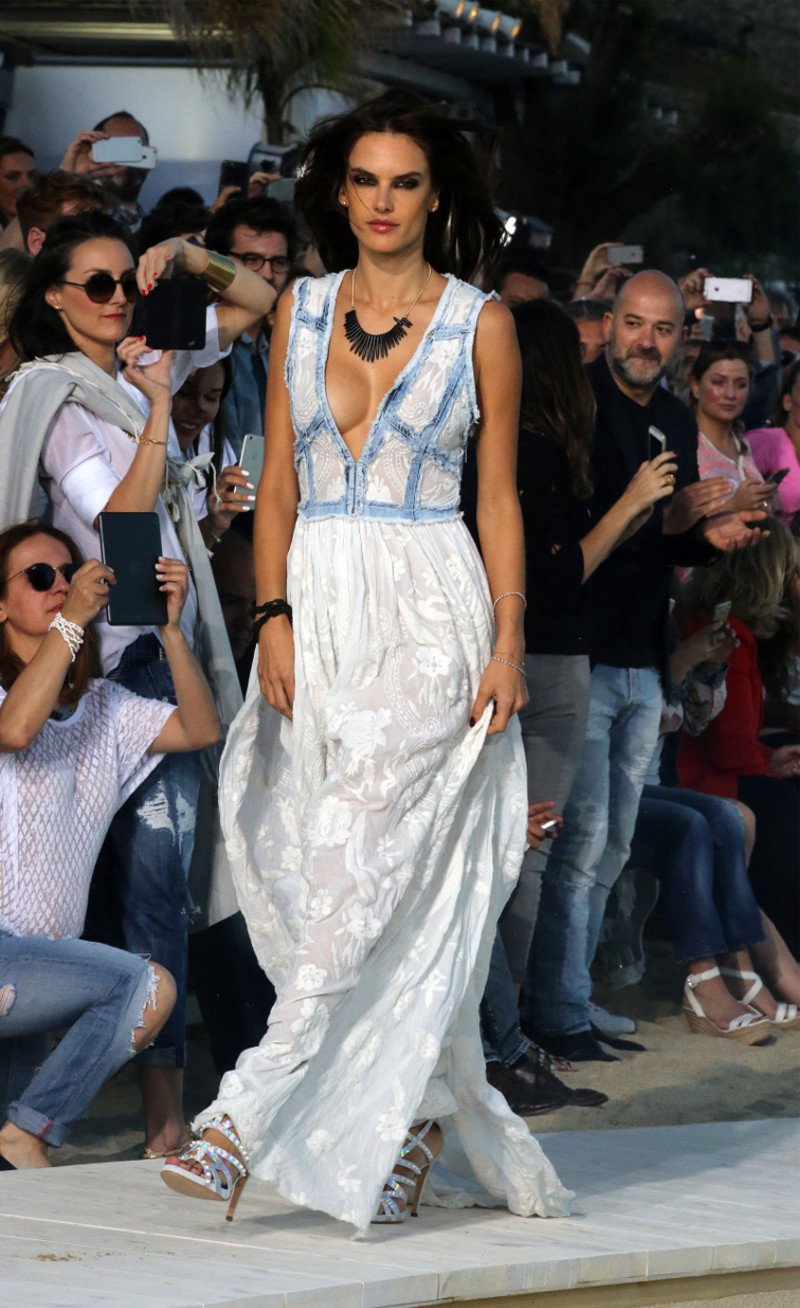 Αμπρόζιο και Ραφαέλι κόλασαν τη Μύκονο -Περπάτησαν στην αμμουδιά με τα ρούχα της Replay [εικόνες] | iefimerida.gr 8