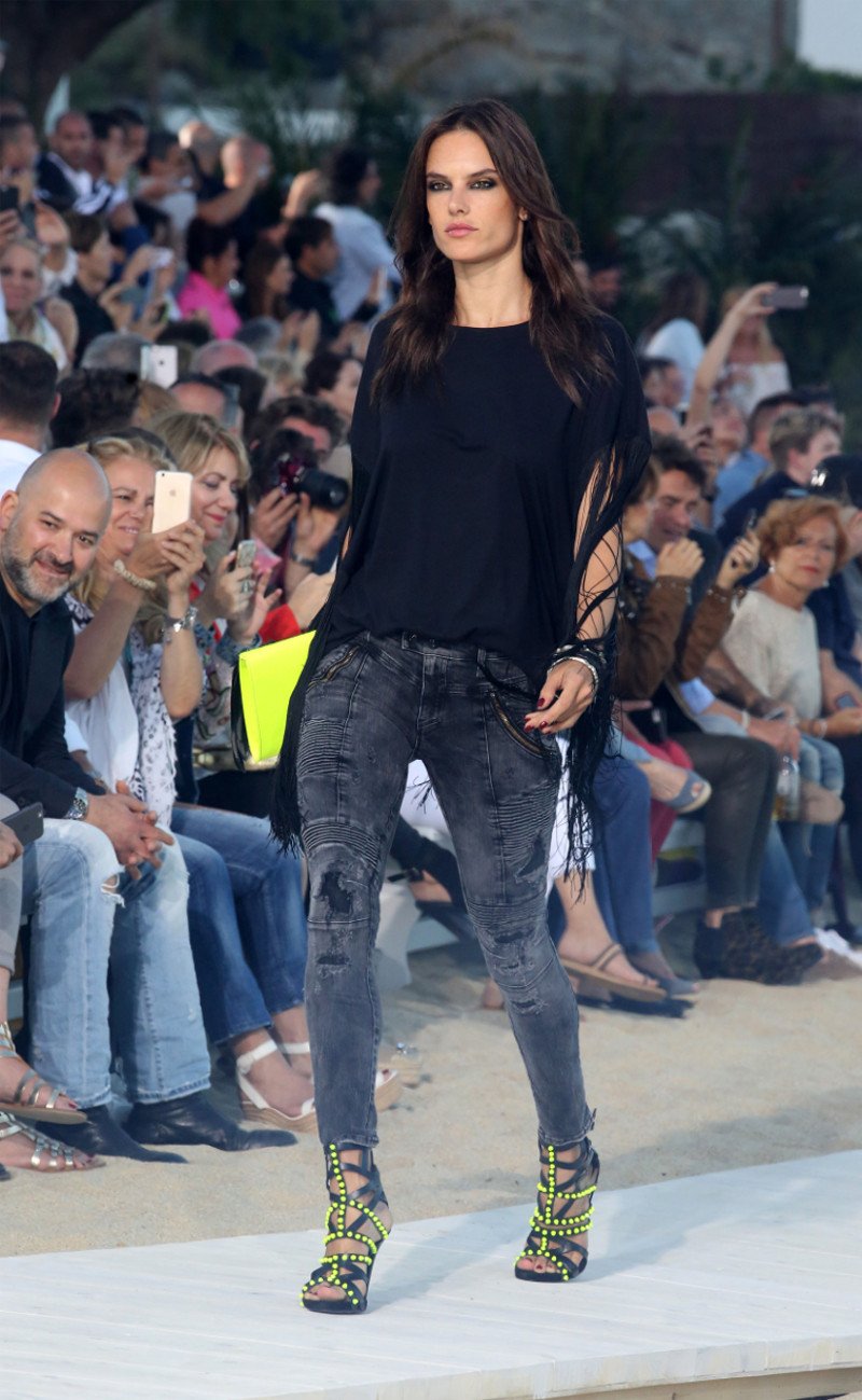 Αμπρόζιο και Ραφαέλι κόλασαν τη Μύκονο -Περπάτησαν στην αμμουδιά με τα ρούχα της Replay [εικόνες] | iefimerida.gr 5