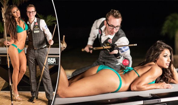 Πληρώνεται για να ξαπλώνει στο τραπέζι όταν παίζουν μπιλιάρδο [εικόνες] | iefimerida.gr 0