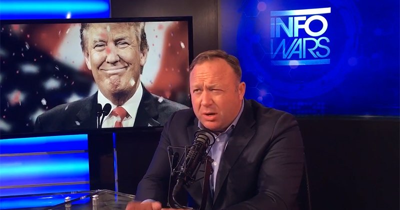 Alex Jones, ο συνωμοσιολόγος φίλος του Τραμπ, ιδρυτής του σάιτ Infowars [εικόνες] | iefimerida.gr 0
