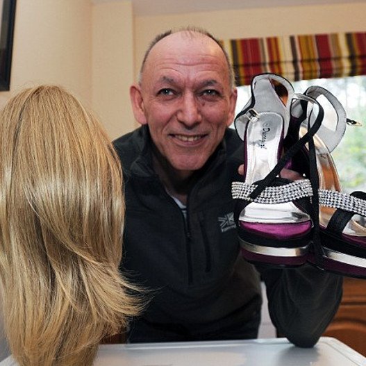 «Οταν ντύνομαι γυναίκα αισθάνομαι σιγουριά» -64χρονος αποκαλύπτει την κρυφή διπλή ζωή του μετά το διαζύγιό του [εικόνες] | iefimerida.gr 2