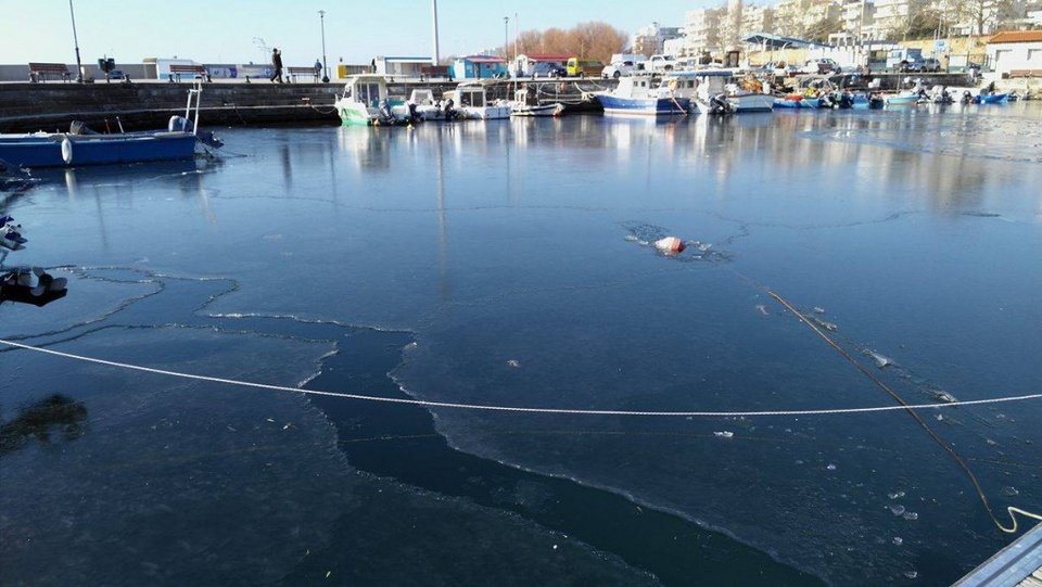 Πάγωσε η θάλασσα στο λιμάνι της Αλεξανδρούπολης [εικόνες] | iefimerida.gr 1