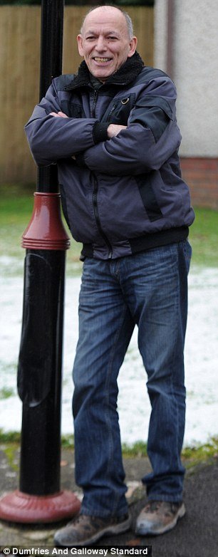 «Οταν ντύνομαι γυναίκα αισθάνομαι σιγουριά» -64χρονος αποκαλύπτει την κρυφή διπλή ζωή του μετά το διαζύγιό του [εικόνες] | iefimerida.gr 0