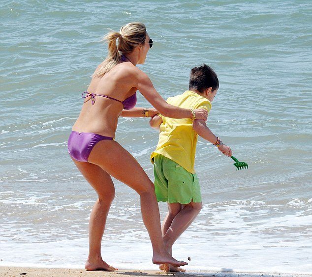 O Τζέραρντ λιώνει στην προπόνηση και η σύζυγος «σκοράρει» με το μπικίνι [εικόνες] | iefimerida.gr 2