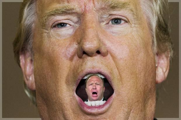 Alex Jones, ο συνωμοσιολόγος φίλος του Τραμπ, ιδρυτής του σάιτ Infowars [εικόνες] | iefimerida.gr 1