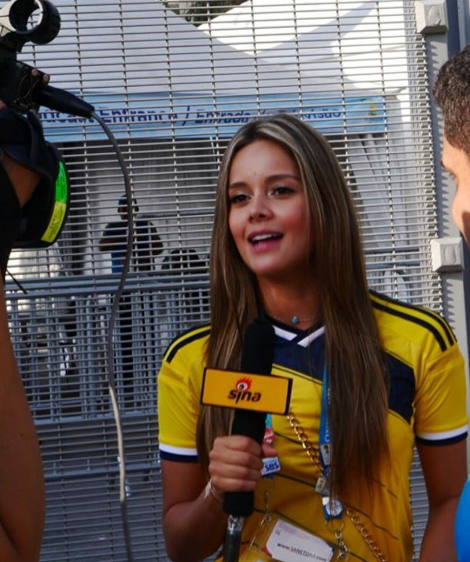 Η Κολομβιανή ρεπόρτερ που παίζει μπάλα και απειλεί τη Βραζιλία [εικόνες&βίντεο] | iefimerida.gr 1