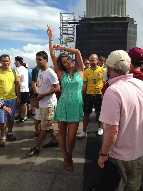 Η Κολομβιανή ρεπόρτερ που παίζει μπάλα και απειλεί τη Βραζιλία [εικόνες&βίντεο] | iefimerida.gr 2