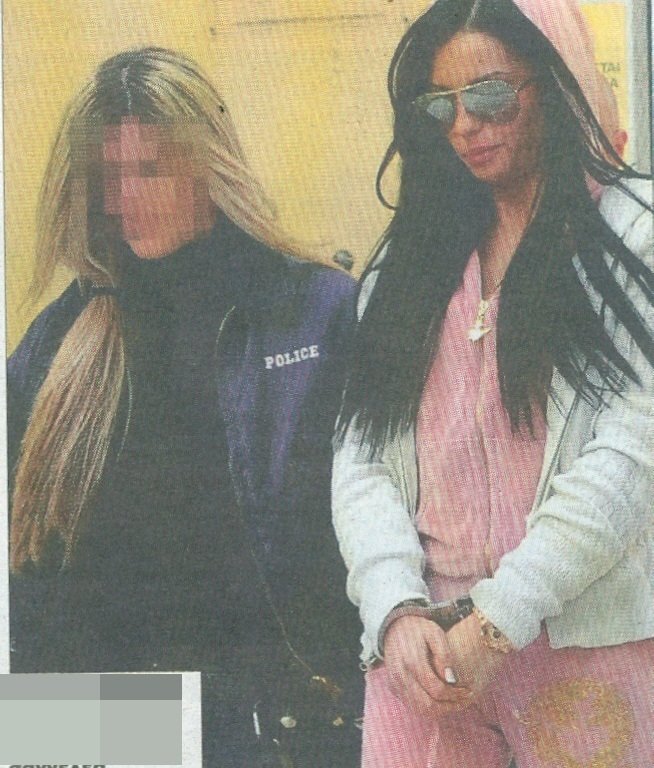 Η πρώτη φωτό της Δήμητρας Αλεξανδράκη με χειροπέδες-Αναβλήθηκε η δίκη της [βίντεο]  | iefimerida.gr 0